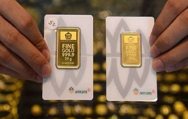 Harga Emas Turun Tipis, Warga Antre Sejak Subuh di Butik Antam Pulogadung