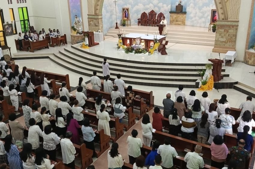 Umat Katolik di Karo Gelar Misa Requiem untuk Kenang dan Doakan Paus Fransiskus