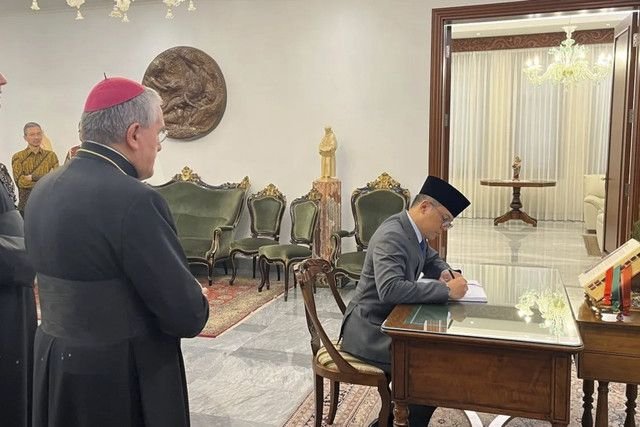 Menlu Sugiono Kunjungi Kedubes Vatikan, Sampaikan Belasungkawa atas Wafatnya Paus Fransiskus