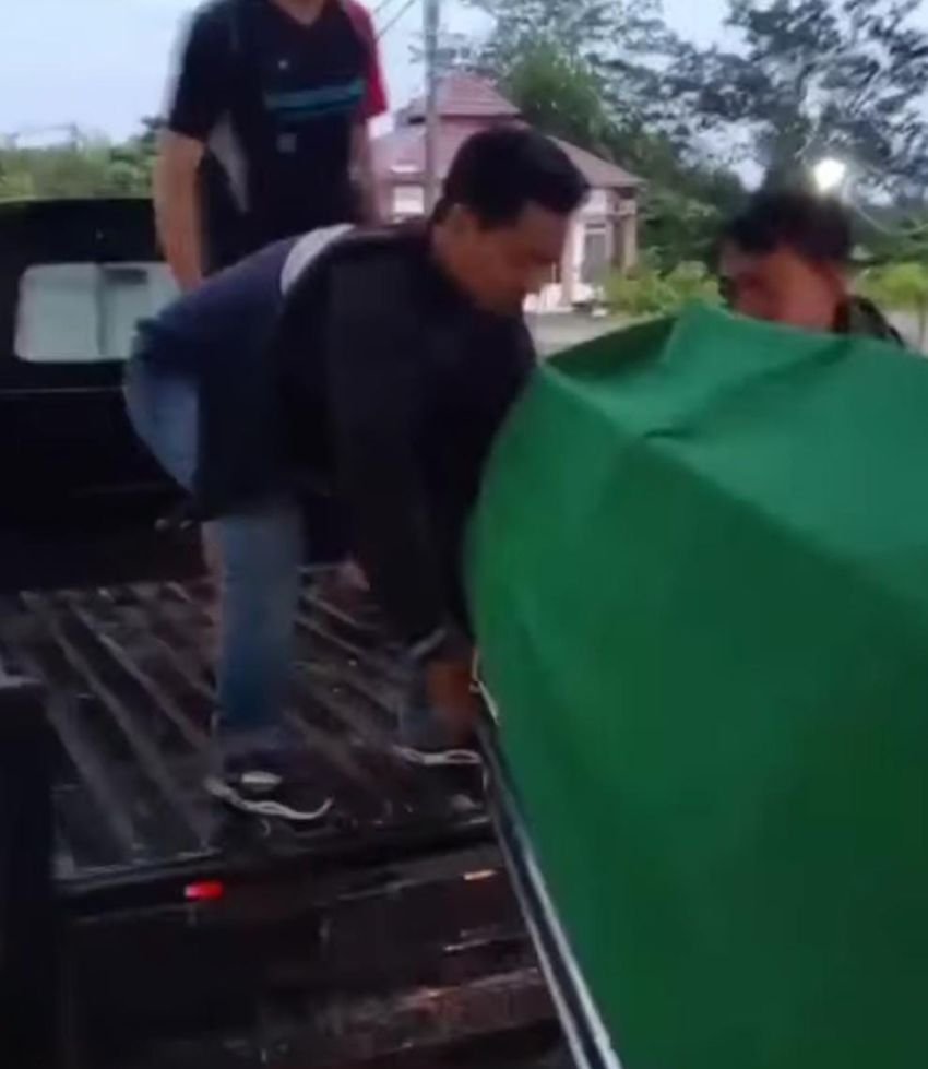 Ambulans Tak Bisa Jalan, Keluarga Terpaksa Angkut Jenazah Pakai Mobil Pickup di Tengah Hujan