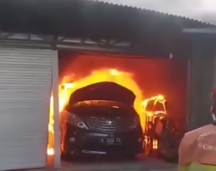 7 Mobil Mewah Milik Eks Anggota DPR RI Terbakar di Surabaya, Diduga Korsleting Listrik