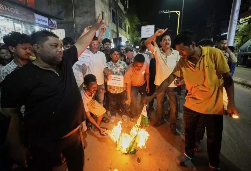 Ketegangan Meningkat: Pakistan Usir Pejabat India, Tutup Wilayah Udara