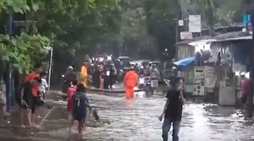 Banjir di Jagakarsa Rendam Jalan Penghubung Jakarta-Depok, Warga Diminta Hindari Lokasi
