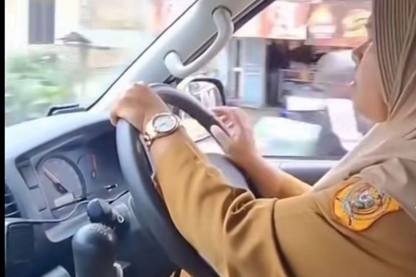 Aksi Nekat Bidan Puskesmas Dairi Mengendarai Ambulans Sendiri Viral, Tuai Pujian Warganet