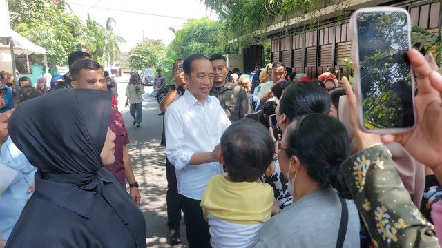Di Solo, Massa Tagih Janji Transparansi: Mana Ijazah Jokowi?
