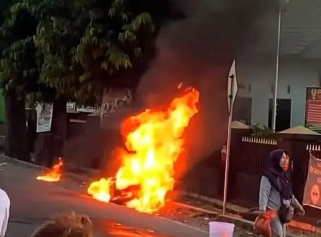 Motor Ludes Terbakar di Depan Pasar Kebun Lada Binjai, Warga Panik dan Belum Diketahui Penyebabnya