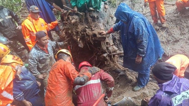 Korban Longsor di Cangar Mojokerto Belum Bisa Dievakuasi, Operasi SAR Dihentikan Sementara