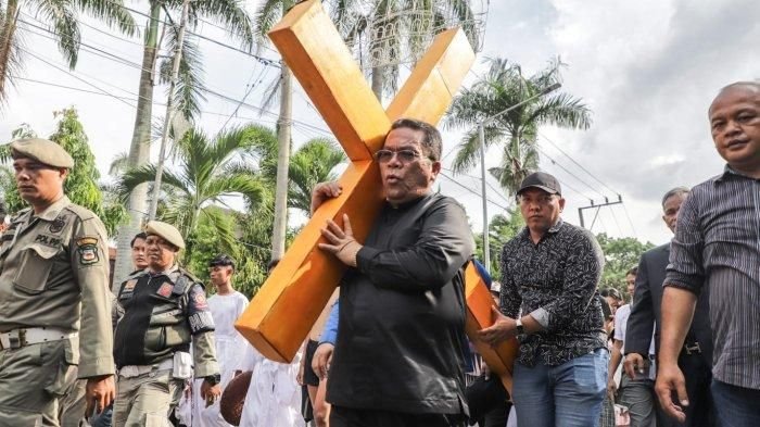 Wali Kota Pematangsiantar Wesly Silalahi Ikut Memikul Salib dalam Perayaan Paskah bersama GAMKI