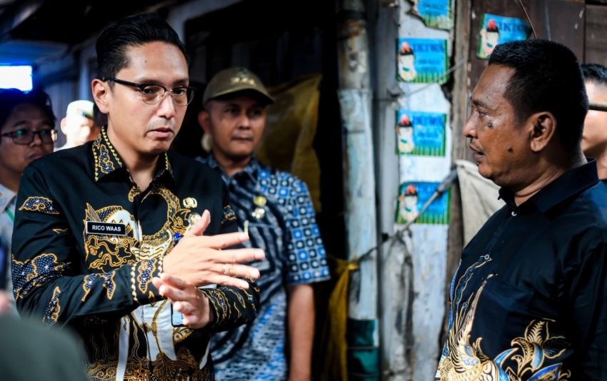 Wali Kota Medan Rico Waas Tinjau Kerusakan Jalan Yos Sudarso dan Jalan Medan Baru Platina IV, Pastikan Perbaikan Dimulai Senin