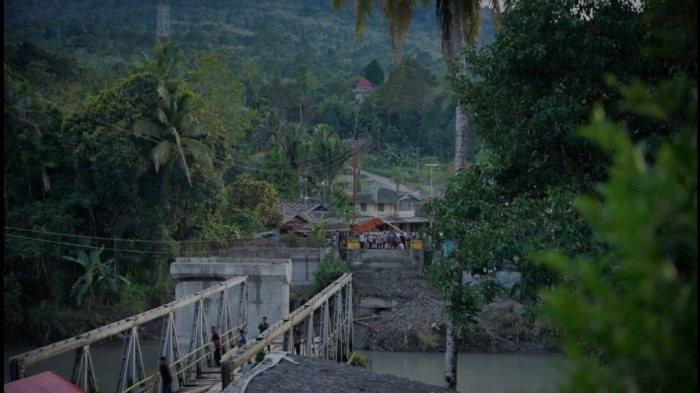 Warga dan Pelajar Nias Barat Menyeberang Sungai dengan Perahu, Jembatan Rp40 M Belum Dibangun