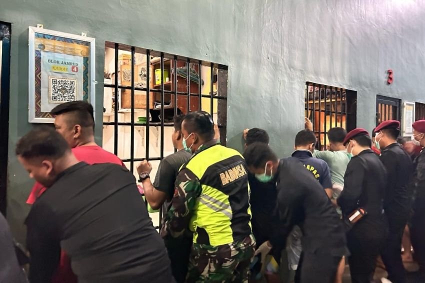 Menyambut Hari Bhakti Pemasyarakatan Ke-61, Lapas Labuhan Ruku Adakan Razia Kamar Hunian