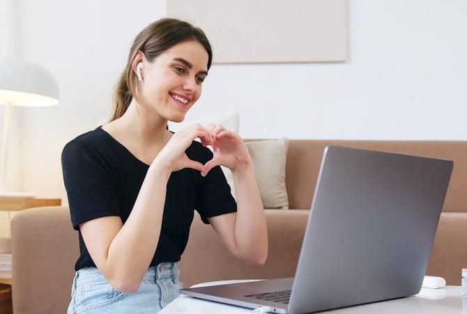 7 Tips Jitu Tunjukkan Cinta Saat LDR, Bikin Hubungan Makin Erat!