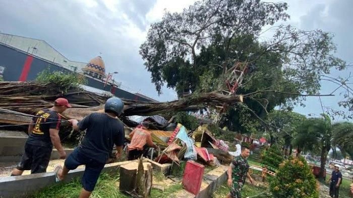 Kemensos Tanggapi Insiden Pohon Tumbang di Alun-Alun Pemalang yang Menewaskan Tiga Orang dan Melukai Belasan Jamaah