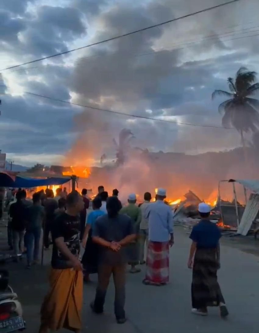 Kebakaran Hebat Melanda Pasar Lamno, 23 Kedai Terbakar, Kerugian Diperkirakan Rp1,2 Miliar