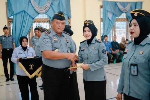 Gelar Upacara Dadakan, Kalapas Padangsidimpuan Sematkan Kenaikan Pangkat ASN
