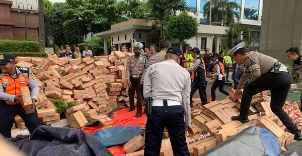 Truk Muatan Minuman Kemasan Terguling di MT Haryono, Jakarta Selatan: Lalu Lintas Macet Parah