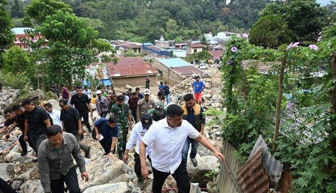 Gubernur Bobby Nasution Tinjau Hulu Sungai Batu Gaga Pascabanjir Bandang di Parapat