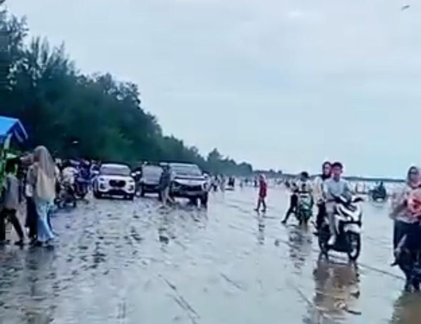Ribuan Wisatawan Padati Pantai Barat di Hari Ketiga Lebaran, Mandailing Natal