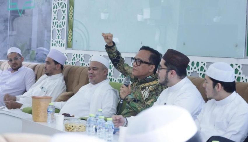 Pendukung Jokowi, Wamenaker Noel Diterima Hangat Habib Rizieq di Markaz FPI