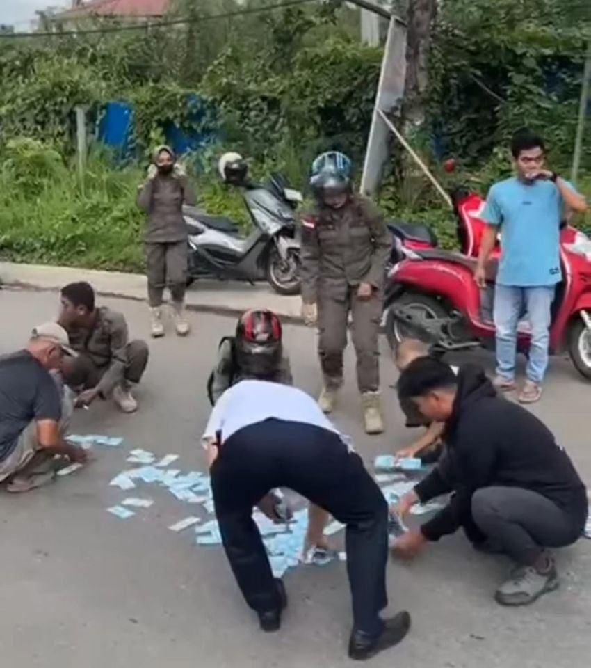 Viral! Uang Berhamburan di Jalan Balangan, Warga dan Satpol PP Ramai-Ramai Bantu Kumpulkan