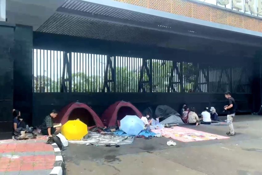 Warga Gelar Aksi Berkemah di Depan DPR, Desak Pembatalan RUU TNI