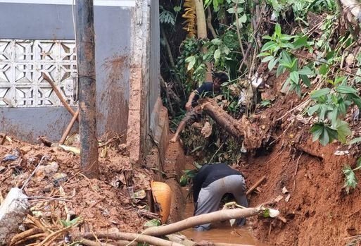 Tembok Pembatas Tebing Roboh, Rumah Warga di Depok Terendam Banjir