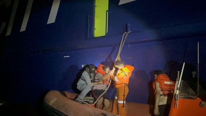 KMP Mutiara Ferindo 2 Terbakar Hebat di Perairan Banten!, 12 ABK Dievakuasi