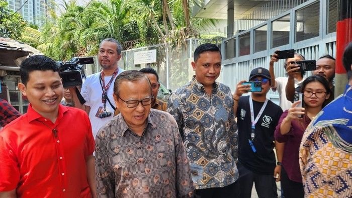 Kardinal Ignatius Suharyo Kunjungi Hasto Kristiyanto di Rutan KPK, Bawa Daun Palem untuk Paskah