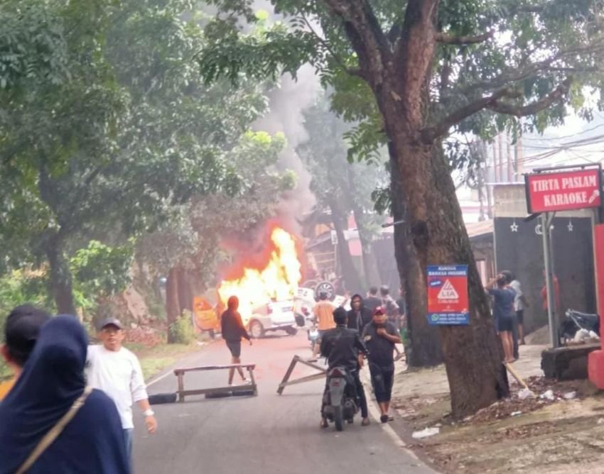 Tiga Mobil Polisi Dibakar Warga Saat Penangkapan Tokoh Masyarakat di Depok