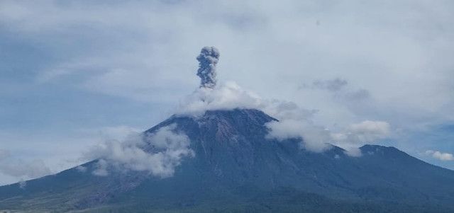 Gunung Semeru Erupsi, Kolom Abu Capai 1.000 Meter, Warga Diminta Waspada