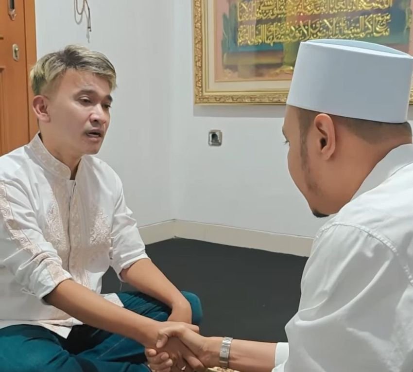 Resmi Mualaf, Ruben Onsu Khusyuk Salat Perdana di Musala Al Helmiah, Bangun Kenangan untuk Ibunda