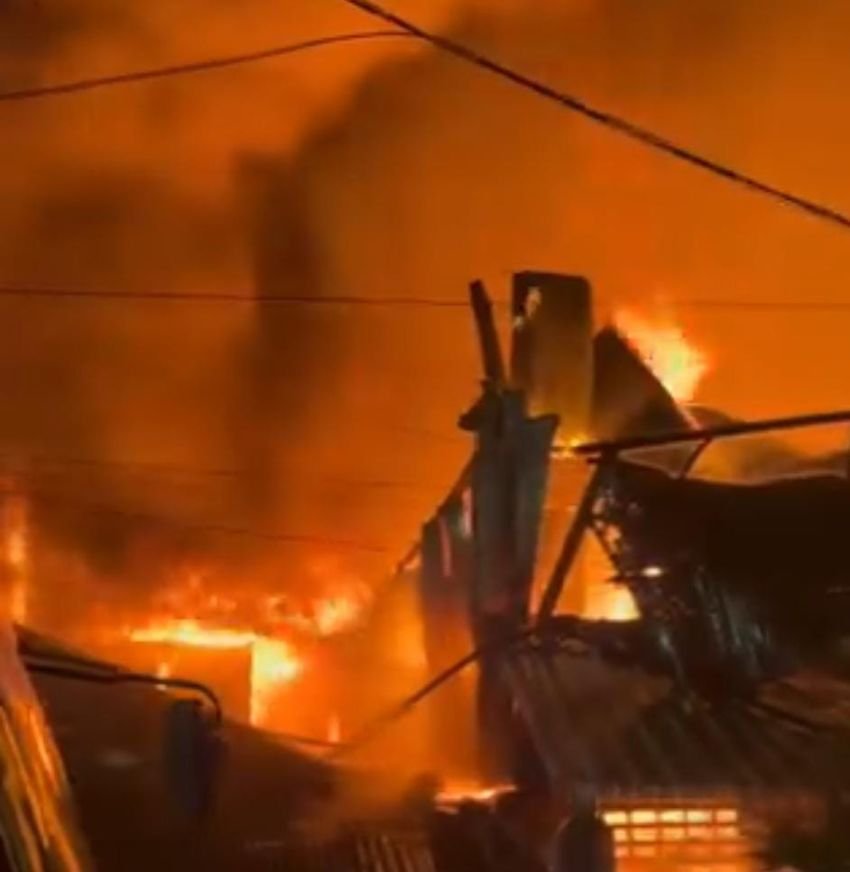 Kebakaran Hebat di Makassar, Seorang Lansia Tewas Terjebak Api dan 10 Rumah Ludes