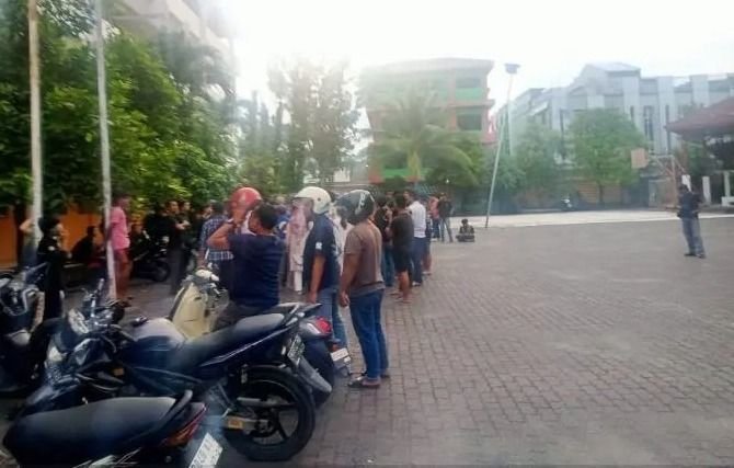 Ricuh di Kampus Darma Agung: Warga dan Mahasiswa Saling Lempar!