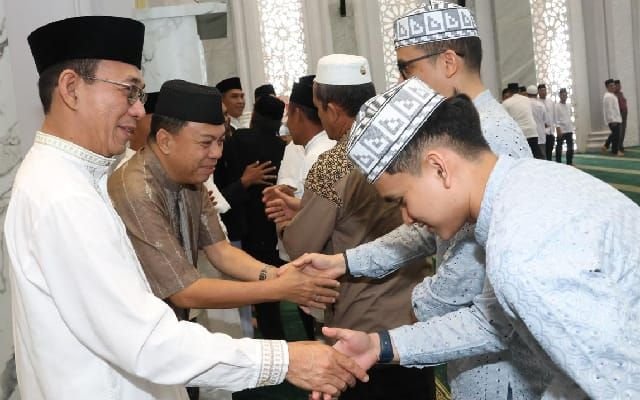 Bupati dan Wakil Bupati Tapsel Melaksanakan Salat Idul Fitri Bersama Masyarakat di Masjid Agung Syahrun Nur, Sipirok
