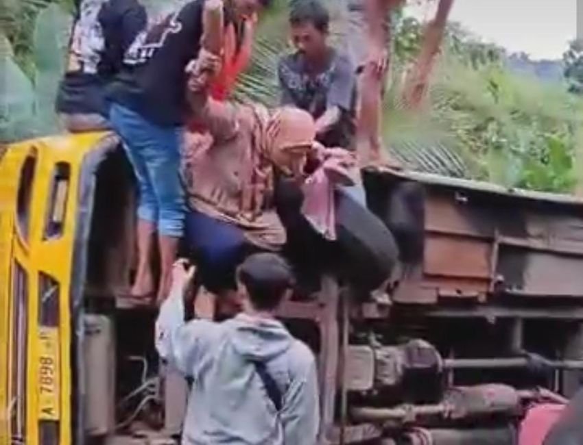 Bus Rudi Terguling di Jalan Raya Gunungkencana-Malingping, 13 Penumpang Selamat