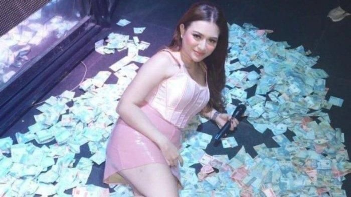 Dipanggil Bupati & Didemo Warga Sidrap, Nathalie Holscher Ogah Minta Maaf soal Aksi Mandi Uang di Klub Malam