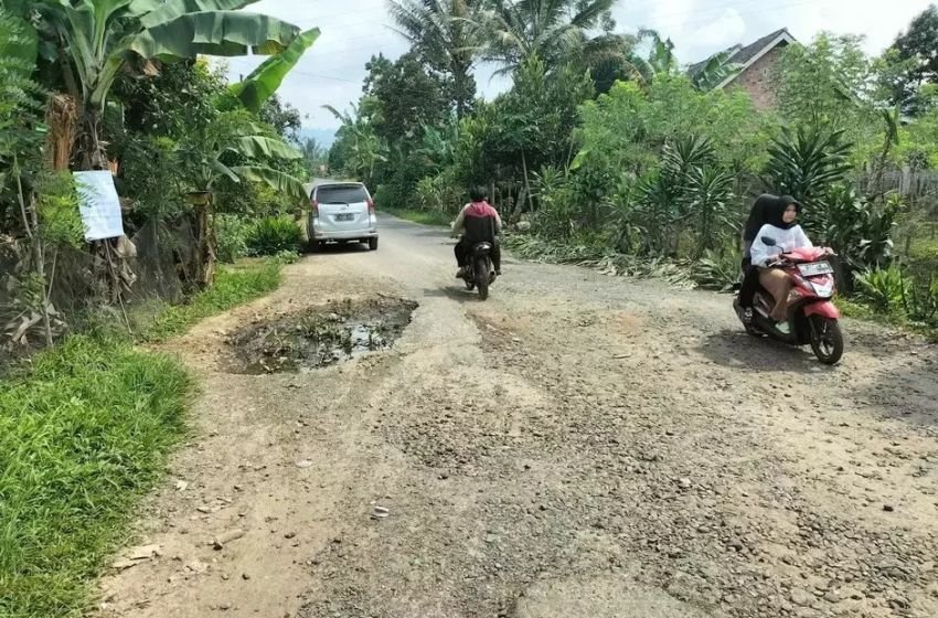 Gubernur Bobby Nasution Tinjau Jalan Rusak Labuhanbatu&ndash;Tapsel, Pastikan Perbaikan Dimulai Tahun Ini
