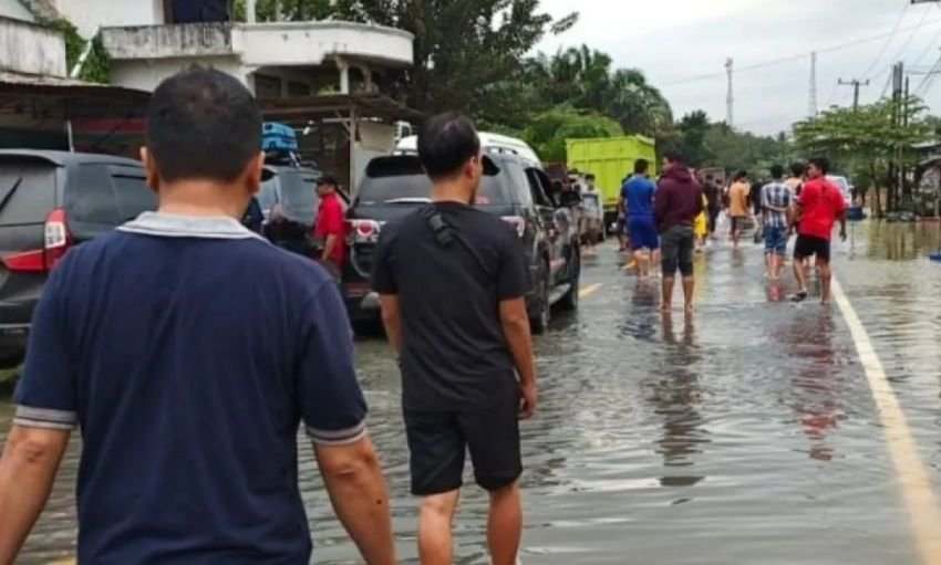 Banjir Satu Meter di Jalintim Muba Lumpuhkan Lalu Lintas Palembang&ndash;Jambi, 35 KK Dievakuasi