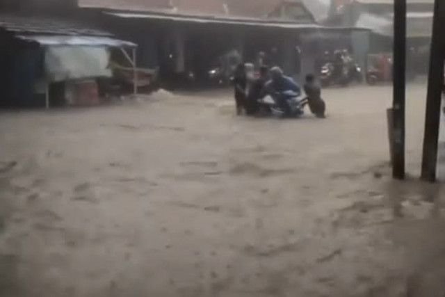 Hujan Deras Guyur Depok, Sejumlah Ruas Jalan Terendam Banjir
