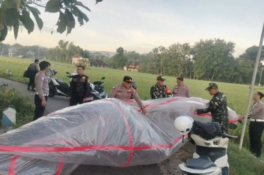 Balon Udara Berisi Petasan Aktif Jatuh di Sawah Ponorogo, TNI-Polri Amankan Barang Bukti