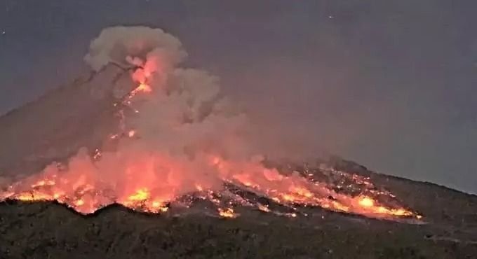 Aktivitas Vulkanik Tinggi, Gunung Merapi Kembali Luncurkan Guguran Lava Pijar Sejauh 1.800 Meter