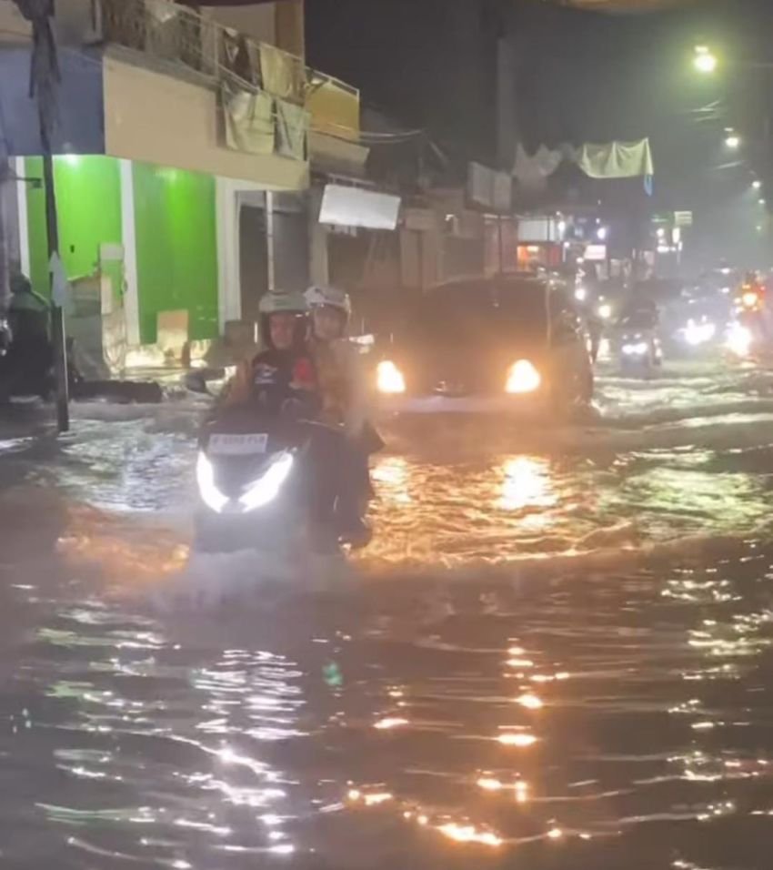 Banjir Rendam Jalan Imam Bonjol Bekasi, Lalu Lintas Macet 5 Kilometer, Puluhan Motor Pemudik Mogok