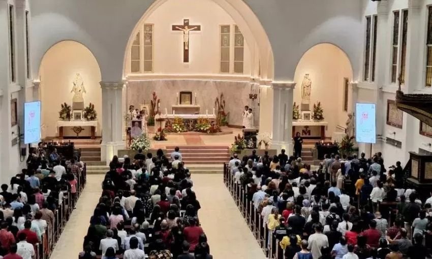 Umat Katolik Surabaya Gelar Misa Arwah untuk Paus Fransiskus di Katedral HKY