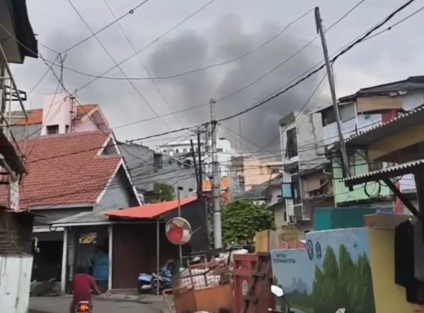 Kebakaran di Gambir Hanguskan 12 Rumah, Satu Korban Alami Luka Bakar Serius