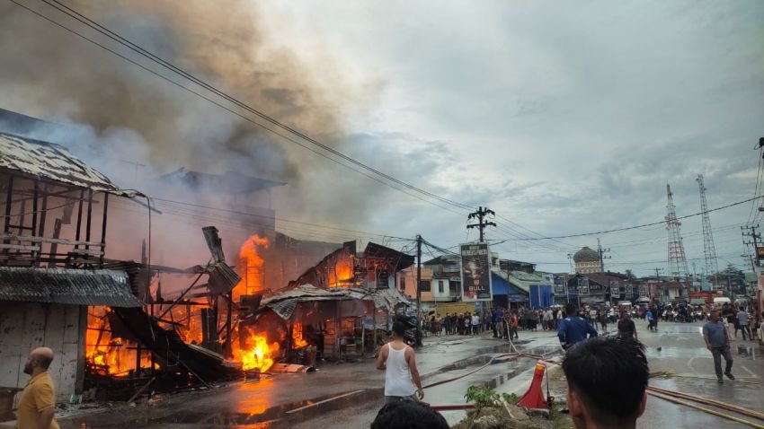 Enam Kios Dekat Terminal Idi Rayeuk Ludes Terbakar, Seorang Warga Alami Luka Bakar