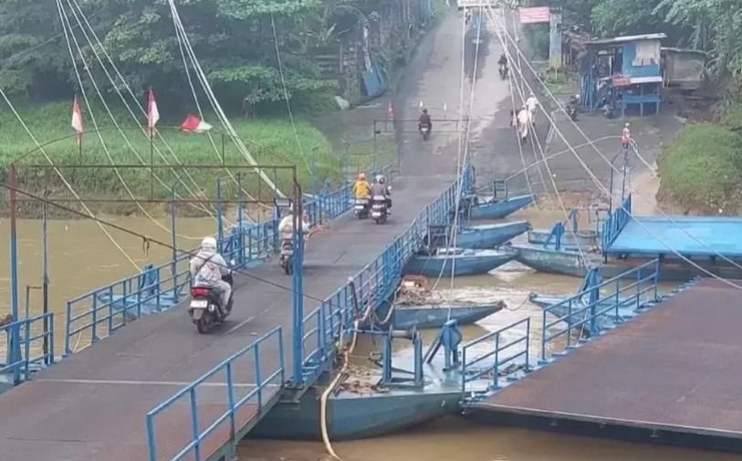 Dari Niat Bantu Warga Hingga Usaha?, Jembatan Penyeberangan di Karawang Raup Rp 88 Juta per Bulan