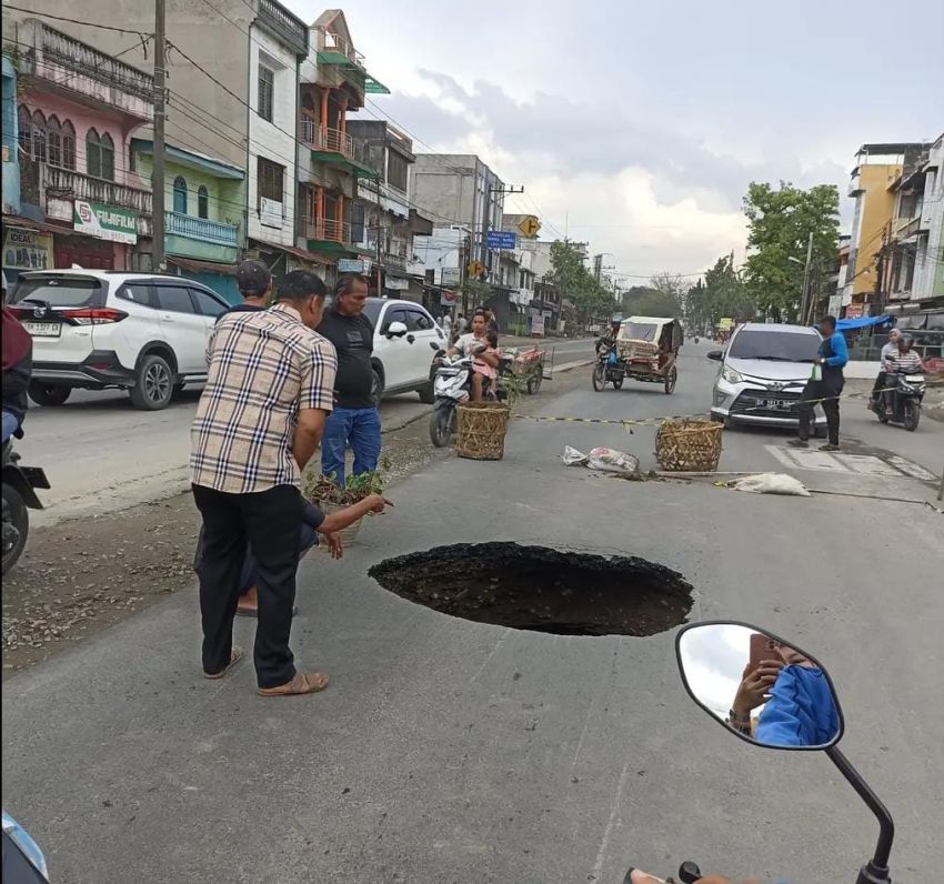 Lubang Besar Menganga di Jalan TB Simatupang Medan, Diduga Akibat Pemadatan Tanah yang Tak Sempurna