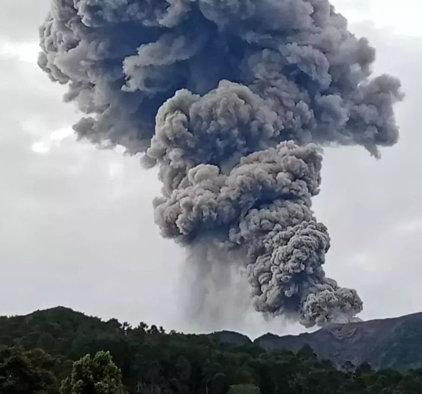 Gunung Marapi Meletus, Warga dan Pendaki Dilarang Beraktivitas dalam Radius 3 Kilometer