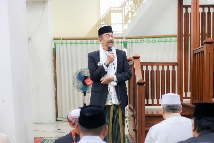 Perkuat Peraturan Bupati Mandailing Natal No 12 Tahun 2022, Bupati Saipullah Tanda Tangani Surat Shalat Subuh Berjama'ah