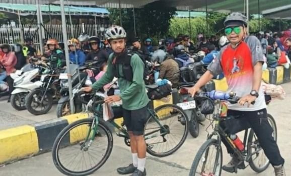 Tak Peduli Hujan dan Panas, Dua Pemudik Ini Tempuh 300 Km dengan Sepeda